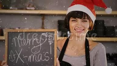 带着问候的圣诞帽举牌咖啡店老板身上下着雪的视频组合